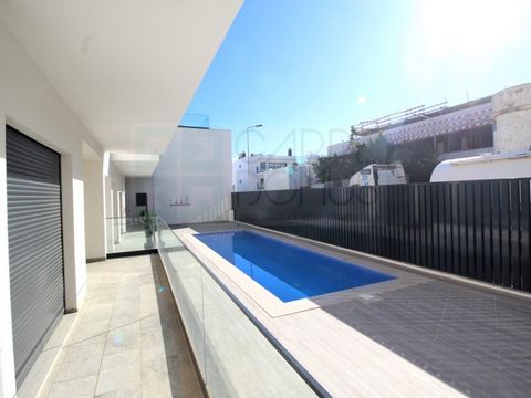 Discover this modern 2-bedroom apartment on the ground floor of a high-end condominium in Cabanas de Tavira, available for €400,000. Completed in September 2024, this property is located just 150 meters from the pier with access to the renowned Caban...