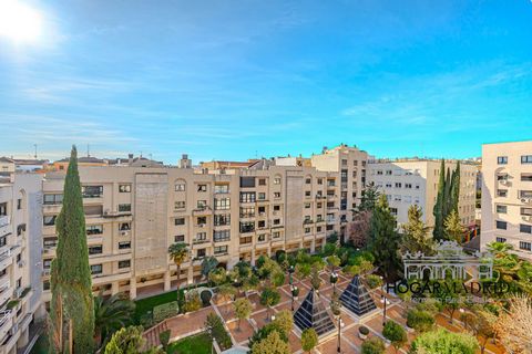 Duplex à vendre dans la prestigieuse urbanisation Geminis, équipé de jardins intérieurs avec arbres et fontaines, portail au design spectaculaire, espaces communs de luxe, plusieurs ascenseurs, ascenseurs, portier, fournitures centrales, débarras et ...