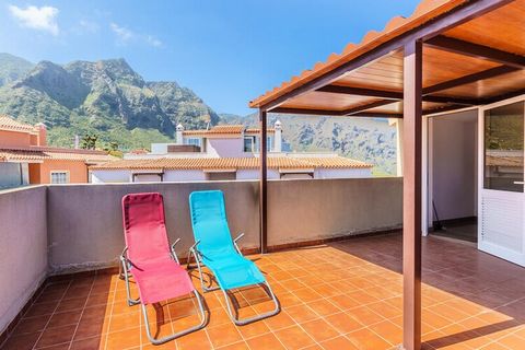 Dit charmante huis in Buenavista del Norte, Tenerife, biedt de perfecte mix van comfort en ontspanning. Het beschikt over 2 slaapkamers en 2 badkamers, waardoor er voldoende ruimte is voor gezinnen of kleine groepen. De accommodatie is huisdiervriend...