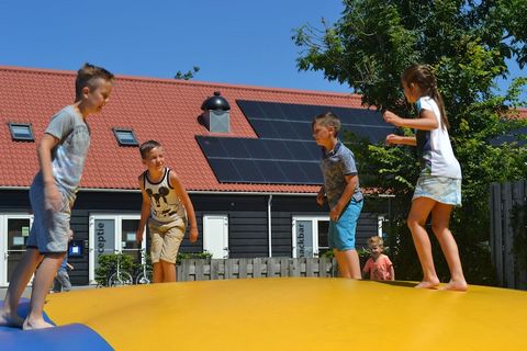 Dit moderne, vrijstaande en gelijkvloerse chalet ligt op het gezellige Vakantiepark Duinzicht, op slecht 1 km. van het strand. Vlissingen ligt op slechts 5 km. en het gezellige centrum van de provinciehoofdstad Middelburg ligt op 8 km. Het chalet is ...