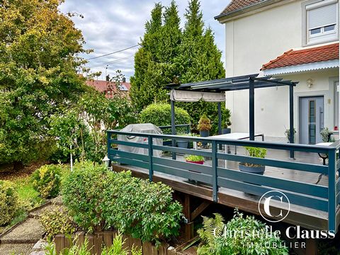 Magnificent 6/7 room apartment of 156.75m2 located in a mansion of the 1930s, quiet, 15 minutes from Strasbourg, in the pretty village of Achenheim. With its two independent entrances, it offers an exceptional and intimate living environment. It has ...