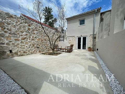 For sale stone HOUSE in Privlaka renovated this year, along with a STUDIO APARTMENT. PROPERTY DESCRIPTION: - kitchen; - living room; - bathroom; - bedroom with toilet; - terrace; - private parking in front of the house; - completely new furniture; - ...