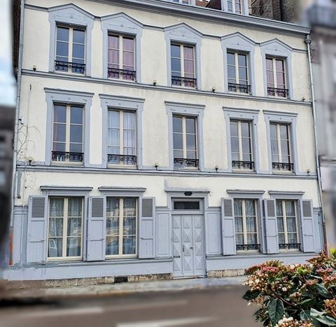 Immeuble en monopropriété situé en plein coeur du centre ville, proche de l'espace Argence et du Théâtre de Champagne. Actuellement exploité en logements meublés de tourisme, Cet immeuble comporte 18 appartements indépendants (studio et T2) entièreme...