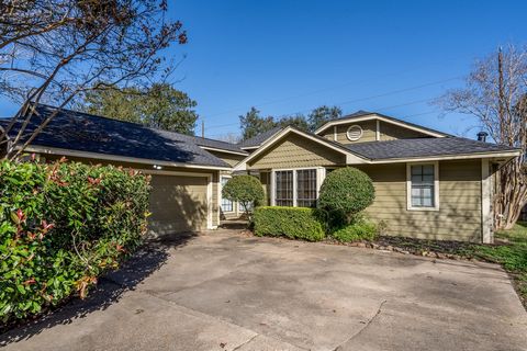 Take a walk through this charming gem of a home in the Cimarron neighborhood that is move-in ready and includes all appliances! SS refrigerator, an extra garage refrigerator, and washer and dryer! This updated home features granite countertops and br...