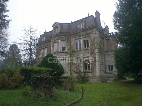 Cette maison semi mitoyenne, construite en 1930,vous séduira par ses beaux volumes. Elle est composée de 3 niveaux Au rez de chaussée Un hall d'entrée, une cuisine, une salle à manger, un salon, un couloir donnant accès au jardin et un WC Au 1er étag...