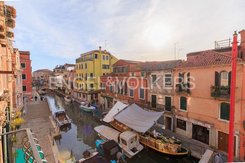 Ort: Castello, Venedig Das Castello-Viertel, das größte und eines der ältesten Viertel Venedigs, liegt am östlichen Ende der Stadt. Es war schon immer eines der am dichtesten besiedelten Viertel der Stadt und hat sich die traditionelle „venezianische...