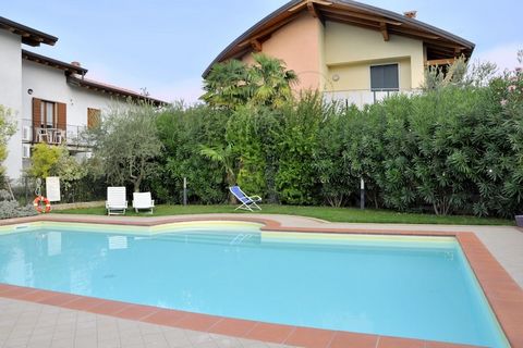 Dans cette maison de vacances de haute qualité à Lazise, vous trouverez 2 chambres et une piscine commune. La maison de vacances repose près du lac de Garde et du domaine skiable de la Madonna di Campiglio. La maison de vacances est excellente pour u...