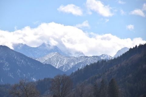 Ten dom wakacyjny w Füssen jest idealny dla małej rodziny z dziećmi lub grupy przyjaciół. Jest przestronny taras, na którym można delektować się poranną kawą, oraz ogród z meblami ogrodowymi, w którym można zjeść pożywne śniadanie i odpocząć po aktyw...