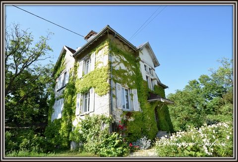 Charme, espace et nature au rendez-vous ! Qui ne rêve pas d'installer sa famille dans un écrin de verdure ? Vous êtes amoureux d'authenticité, vous recherchez une maison qui a une âme, une belle architecture, avec des combles en brisis. Cette élégant...