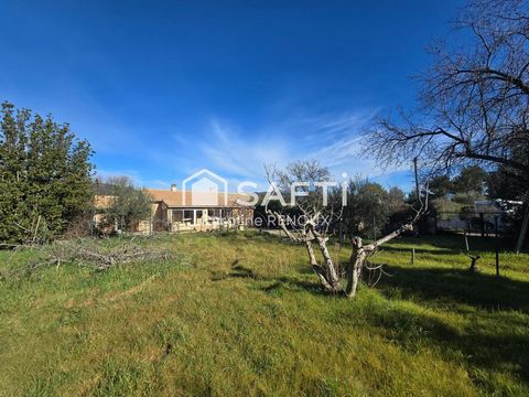 Située à Lauris, cette maison de plain-pied vous offre une exposition idéale au soleil. Située dans un environnement calme et verdoyant. La propriété s'étend sur un terrain spacieux de 2000 m², avec plusieurs places de parking, un garage, un atelier,...