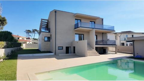 Discover your new dream home! in just 15 minutes from PORTO and 200 meters from the beaches It is in the final stages of finishing (Delivery from March 2025). We present a magnificent 4-front villa set in a fenced plot of 800 m2, newly rebuilt and re...