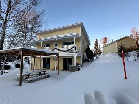 Découvrez cette magnifique propriété située au bord de l'eau, offrant un accès direct à la Baie Cascouia et menant au réputé lac Kénogami. Idéale comme résidence principale ou secondaire. Elle dispose de deux chambres, ainsi que de deux salles de bai...