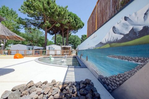 Les Jardins d'Agathe is a beautiful, small campsite with a swimming area of 650 square meters with a 35-meter slide and a large swimming pool of 152 square meters. A (snack) bar, children's playground, boules court and small fitness park round off th...