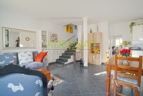 CHAPONNAY, Magnifique appartement avec jardin, dans un état irréprochable, comprenant séjour avec cuisine US équipée, 2 chambres, salle d'eau et 2 WC, terrasse au calme donnant sur un jardinet bien aménagé, chauffage individuel par le sol, petite cop...