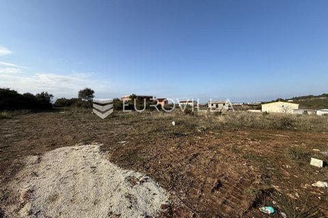 We are selling a building plot located in Pula, more precisely in the Monte Turco settlement, in a quiet position with a view of the city and the sea. The building plot has an area of 1485 m2 and a valid building permit for a family house with a swim...