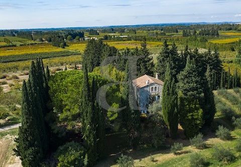 Région de Saint-Rémy de Provence Vidéo disponible sur notre site. En campagne du village Provençal médiéval de Boulbon, vous serez séduits par ce très charmant Mas au cœur d'un environnement bucolique. Très mignon, bien exposé et avec un environnemen...