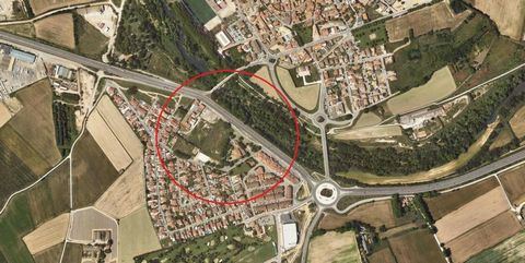 Grundstück von 5800 m2 auf städtischem Bauland im Sektor Castelló Nou von Castelló d'Empúries. Vorprojekt für den Bau von 20 Häusern inklusive Partywänden mit Parkplätzen, 24 Wohnungen, 9 Geschäftsräumen, 33 Parkplätzen und 22 Abstellräumen.