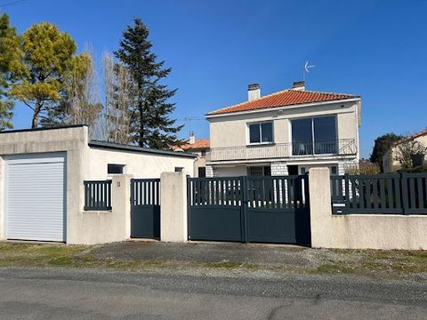 La crèche 79260 : Maison rénovée sur 2 niveaux de 96 m² + 2 garages sur un terrain clos de 1519 m² environ Prix : 229 810 euros Honoraires 3.99 % TTC inclus charge acquéreur, soit 221 000 euros hors honoraires. Maison très lumineuse et bien rénovée a...