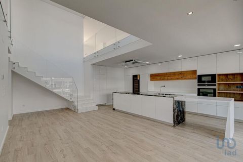 Um refúgio de luz e elegância – Duplex T4 com terraço panorâmico | Montijo, Portugal | 890 000 € Imagine-se num espaço inundado de luz natural, onde cada detalhe reflete elegância e conforto. Este soberbo duplex de 4 quartos, localizado no último and...