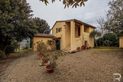 Let yourself be enchanted by this charming and idyllically situated rustico, which extends over two impressive floors and offers you and your family a unique feeling of retreat and security. With three spacious bedrooms, the house offers ample space ...