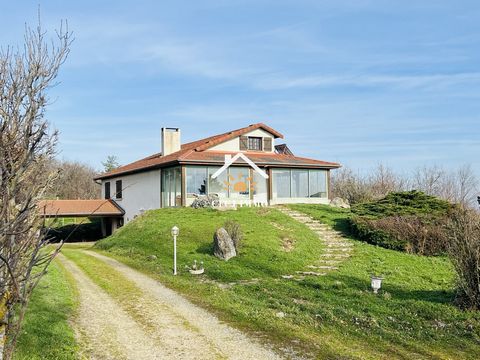 Mornant Un cadre de vie privilégié à deux pas des commoditésSituée dans un environnement calme et verdoyant, à quelques minutes à pied des commerces et écoles, cette charmante maison familiale de 165 m2 (316m2 au sol total) vous offre une qualité de ...