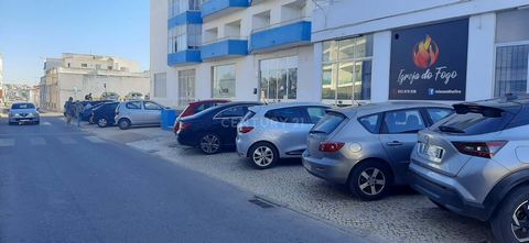 NE MANQUEZ PAS CETTE GRANDE OPPORTUNITÉ ! GRAND MAGASIN ENTIÈREMENT RÉNOVÉ AVEC 3 SALLES DE BAINS, CUISINE ET FENÊTRE, TRÈS BIEN SITUÉ À PROXIMITÉ DE TOUTES LES COMMODITÉS ET SERVICES, À DEUX PAS DU QUARTIER RIVIÈRE DE PORTIMÃO ET À MINUTES DES PLAGE...