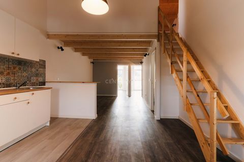 T2 Duplex entièrement rénové au centre de Portalegre Nous vous présentons un superbe duplex T2, situé au 2ème étage d'un immeuble entièrement rénové, dans le cur animé de Portalegre. Cet appartement, entièrement rénové, avec plomberie et électricité ...