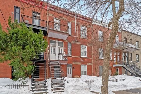 On the 3rd floor of a triplex, this unit, with exclusive-use parking, is located in the heart of Plateau-Mont-Royal. Natural light takes center stage! With a central kitchen featuring a large skylight, all living spaces benefit from beautiful natural...