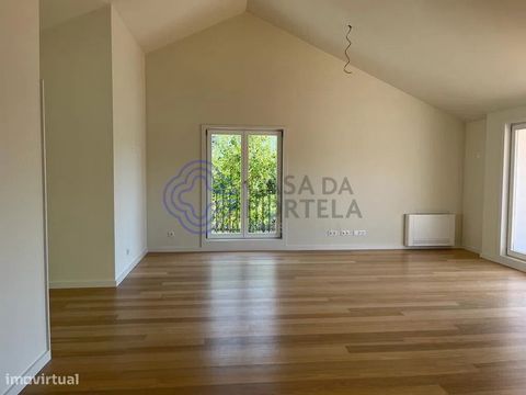 Com uma localização soberba, a escassos metros do passeio Alegre, este Apartamento duplex T4 insere-se no Laranjeiras Luxury Apartments e beneficia de terraço com saída direta da enorme sala. Com entrada independente, ótimas áreas e acabamentos de to...