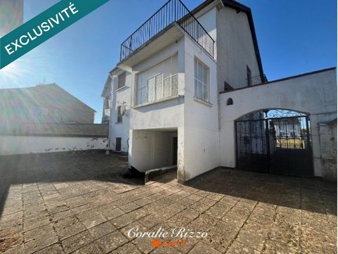 Découvrez cette charmante maison familiale, mitoyenne d’un côté, sur la commune de Porcelette. Vous trouverez au rez-de-chaussée, habitable de plain-pied, un grand salon-séjour, ouvert sur une première chambre, une salle à manger attenante à la cuisi...