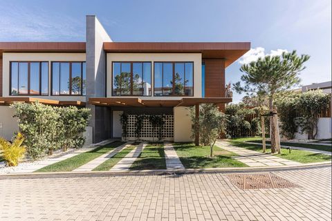 Exclusiviteit, comfort en moderniteit Ontdek deze prachtige moderne villa, gemeubileerd en klaar om te debuteren, gelegen in een prestigieus condominium in Cascais. Met een verfijnd design en hoogwaardige afwerking biedt dit huis de perfecte balans t...