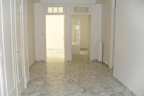 Apartment Stage 1st, View Mer/Cour, position south north, General condition rafraîchi, Kitchen Separate unfurnished, Heating Collective, Hot water Collective, Rental Unfurnished, Duration 36 [mois] Building Costs rent 1340€, Monthly service charges 1...