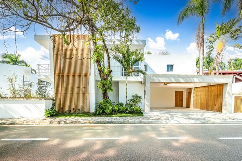 Step into a life of comfort and style with this exquisite, newly built villa located in the coveted ... . Offering a spacious 173 m² of living space on a 349 m² lot, this villa is the perfect blend of modern luxury, privacy, and tropical charm. Prope...