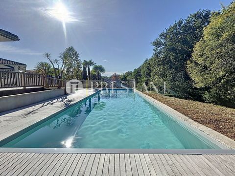Anidada en un entorno verde, esta villa contemporánea, tranquila y luminosa de 230 m² ofrece un entorno de vida único a menos de 10 minutos del centro de Biarritz y de las playas de la Costa Vasca. Con sus líneas elegantes y su ubicación privilegiada...