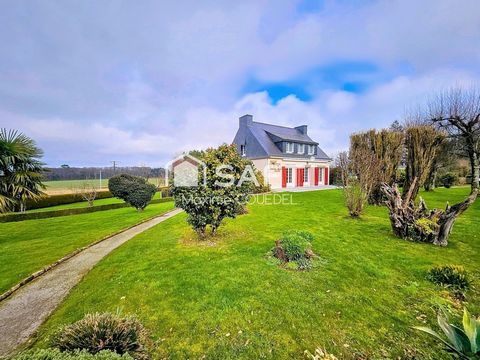 Située à Plaudren (56420), à moins de 4 km du bourg, cette maison offre un cadre de vie paisible au cœur de la campagne bretonne, tout en restant proche des axes principaux pour une accessibilité optimale. Un parfait équilibre entre tranquillité et p...