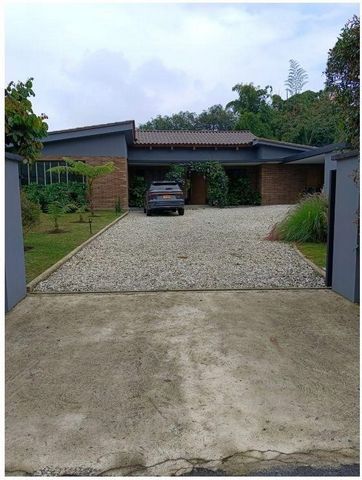 Casa construida de UN SOLO NIVEL  a  solo 5 minutos del  Mall  de  Jardines de Llanogrande  y de supermercados como Carulla, colegios, hospitales y universidades, cerca a restaurantes como La Finca de Rigo. Con energia solar propia y porteria 24 hora...