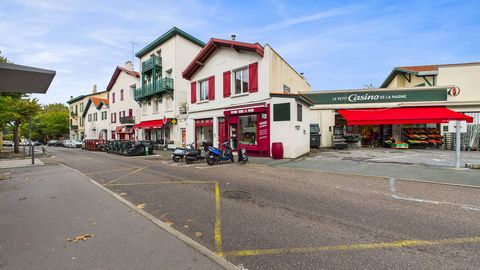 Maison de ville unique avec esprit loft et garage -Proximité des commerces et plages de Biarritz.