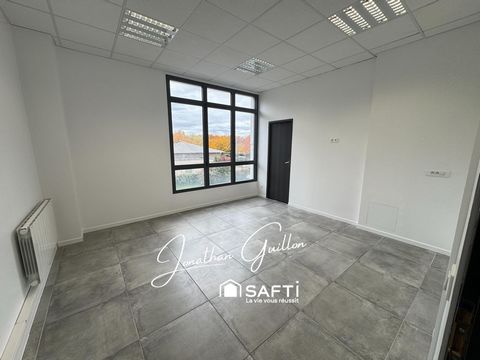 Situé dans une zone d'activité.