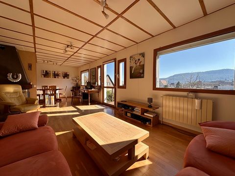 Exclusively in your agency 4% Immobilier, we offer you this detached chalet-type house built on a plot of about 8.50 ares benefiting from a southern exposure with unobstructed views. In love with the authenticity of wood, it will seduce you and revea...