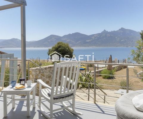 Villa contemporaine pieds dans l'eau, site Natura 2000 entre port de plaisance et réserve de Scandola. 97m², 4 chambres, 30 min aéroport Calvi.