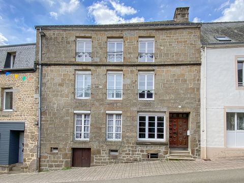 Grande maison en pierres à pied des commerces