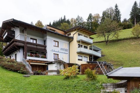 Ten uroczy apartament wakacyjny dla maksymalnie 4 osób znajduje się na 1. piętrze domu wakacyjnego, bezpośrednio przy znanej Schmittenstraße w Zell am See w Salzburgerland. Lokalizacja jest bardzo dogodna w stosunku do stoków i wyciągów. W tym domu z...