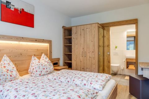 Diese Luxuswohnung befindet sich in Wald im Pinzgau in Österreich. Es gibt 3 Schlafzimmer mit Doppelbetten und im Wohnzimmer gibt es noch ein Schlafsofa für zwei Personen. Insgesamt können hier 8 Personen übernachten: ideal für einen Familienurlaub. ...