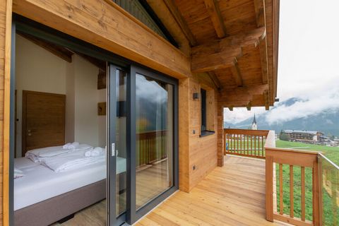 Deze prachtige lodge ligt in Krimml / Salzburgerland in Oostenrijk. Er zijn 4 slaapkamers waar in totaal 8 personen kunnen overnachten. Het is de ideale accommodatie voor een vakantie met het hele familie of vrienden. Vanaf het balkon heb je een prac...
