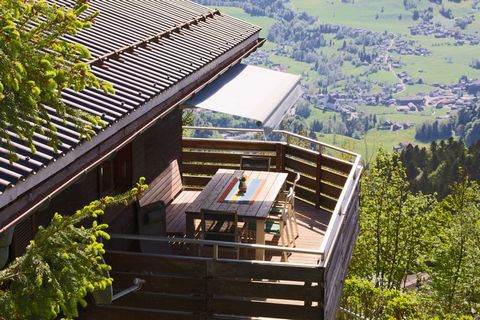 Egg-Kaltenbrunn liegt 28 km südöstlich von Bregenz. Die Wohnung ist ruhig gelegen, auf einer Höhe von 1000 m und bietet eine einzigartige Aussicht. Die gemütliche Wohnung ist liebevoll eingerichtet und nahezu komplett aus Holz. Das Wohnzimmer und die...