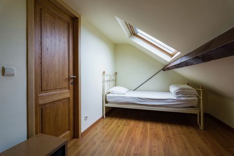 Das Ferienhaus liegt im zur Gemeinde Cerfontaine in den belgischen Ardennen. Cerfontaine ist eine Kommune in der Region Namur. Das Haus bietet auf einer Fläche von 200 Quadratmetern acht Gästen Platz. Die Schlafplätze teilen sich auf vier Schlafzimme...