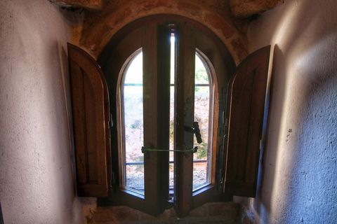 This traditional 1-bedroom castle is in Gualdo Cattaneo. It is ideal for a family and can accommodate 4 guests. This has a shared swimming pool for you to enjoy and relax and a gas heating. The town centre is 1 km from the castle. The nearest grocery...