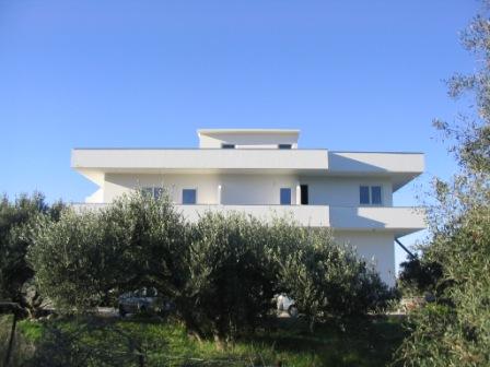 Kato Chorio-Ierapetra: A three storey house of 579m2 on a plot of 3070m2 in Kato Chorio. The property consists of 17 rooms total, 7 bathrooms, 5 bedrooms, 2 Guest toilets and 6 Balconies. The basement is 200m2 and has two closed room and open area. I...