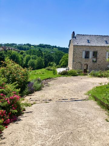 3 stone houses one next to the other furnished. The main house with 235 m2, built on 3 levels (ground -2 living rooms 70 m2 + 25 m2 which is an extension ) with open fully renovated kitchen. the living space has a fire place and many windows with bea...