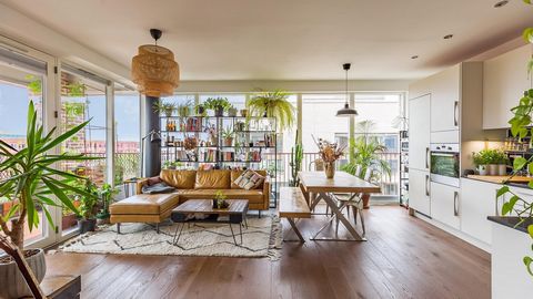 We present a delightful southerly facing, dual-aspect top-floor apartment in Alloy Court, Fish Island Village, Hackney Wick E3. With the perfect combination of size and style, this modern apartment has high specifications and a generous floor plan. T...